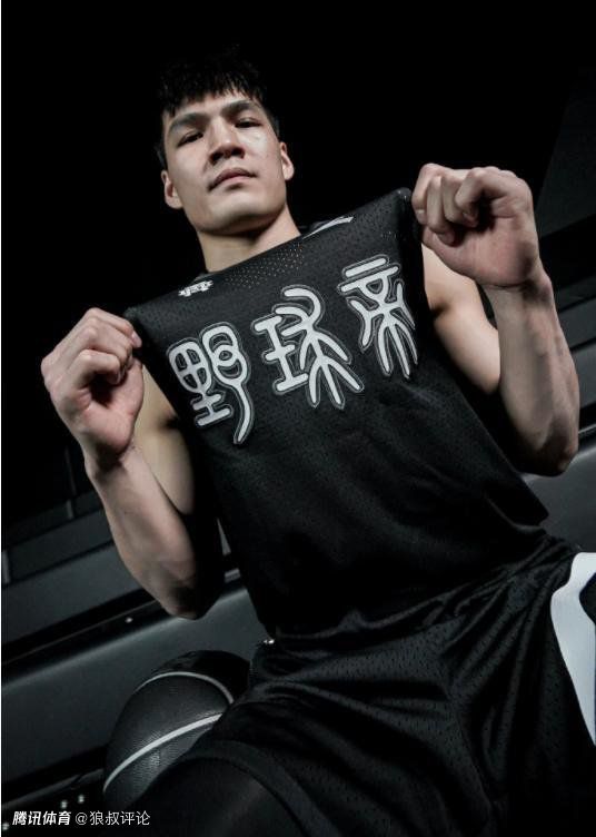 19岁的斋藤飞鸟脸上胶原蛋白满满，还带着一点可爱的婴儿肥，和内地演员高圆圆颇有几分神似